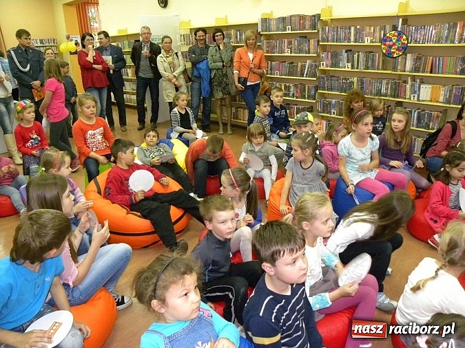 Zdjęcie w galerii na portalu naszraciborz.pl: Dzień Dziecka w książnicy. Prezydent i starosta czytali Lokomotywę wiadomości z regionu