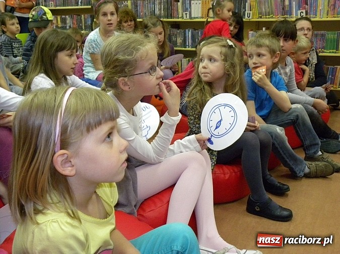 Zdjęcie w galerii na portalu naszraciborz.pl: Dzień Dziecka w książnicy. Prezydent i starosta czytali Lokomotywę wiadomości z regionu