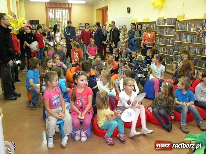 Zdjęcie w galerii na portalu naszraciborz.pl: Dzień Dziecka w książnicy. Prezydent i starosta czytali Lokomotywę wiadomości z regionu