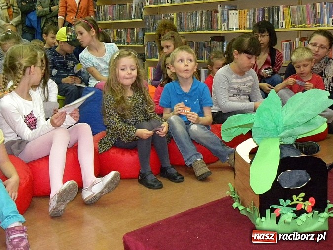 Zdjęcie w galerii na portalu naszraciborz.pl: Dzień Dziecka w książnicy. Prezydent i starosta czytali Lokomotywę wiadomości z regionu