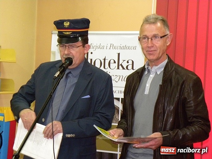 Zdjęcie w galerii na portalu naszraciborz.pl: Dzień Dziecka w książnicy. Prezydent i starosta czytali Lokomotywę wiadomości z regionu