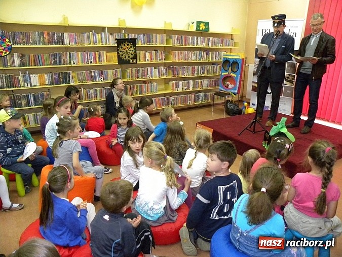 Zdjęcie w galerii na portalu naszraciborz.pl: Dzień Dziecka w książnicy. Prezydent i starosta czytali Lokomotywę wiadomości z regionu
