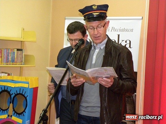 Zdjęcie w galerii na portalu naszraciborz.pl: Dzień Dziecka w książnicy. Prezydent i starosta czytali Lokomotywę wiadomości z regionu