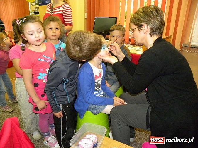 Zdjęcie w galerii na portalu naszraciborz.pl: Dzień Dziecka w książnicy. Prezydent i starosta czytali Lokomotywę wiadomości z regionu