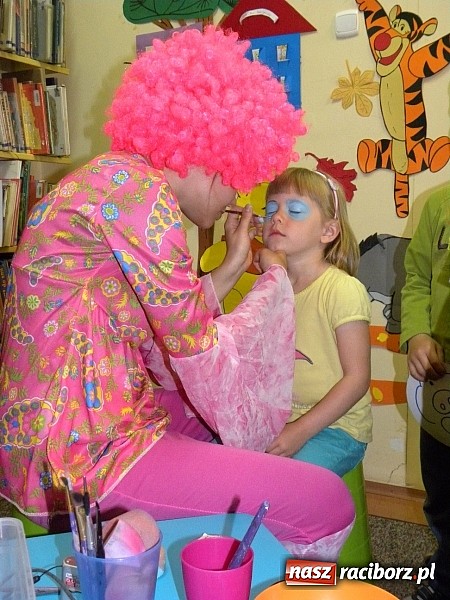 Zdjęcie w galerii na portalu naszraciborz.pl: Dzień Dziecka w książnicy. Prezydent i starosta czytali Lokomotywę wiadomości z regionu