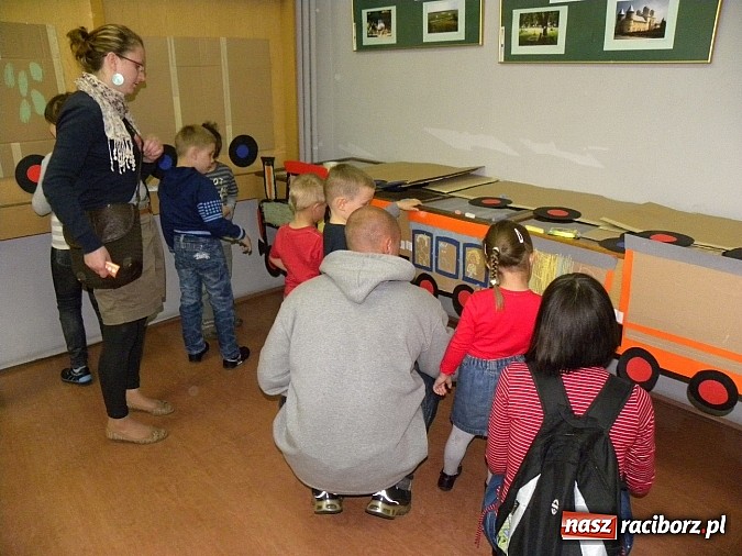 Zdjęcie w galerii na portalu naszraciborz.pl: Dzień Dziecka w książnicy. Prezydent i starosta czytali Lokomotywę wiadomości z regionu