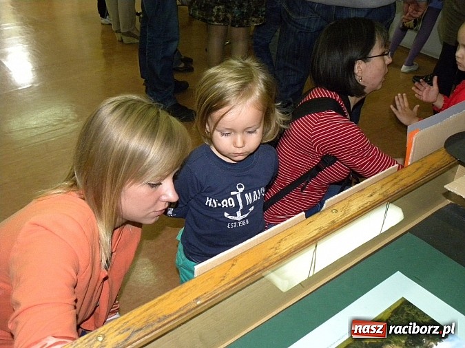 Zdjęcie w galerii na portalu naszraciborz.pl: Dzień Dziecka w książnicy. Prezydent i starosta czytali Lokomotywę wiadomości z regionu