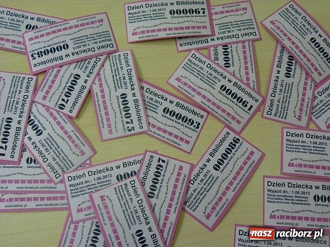 Zdjęcie w galerii na portalu naszraciborz.pl: Dzień Dziecka w książnicy. Prezydent i starosta czytali Lokomotywę wiadomości z regionu