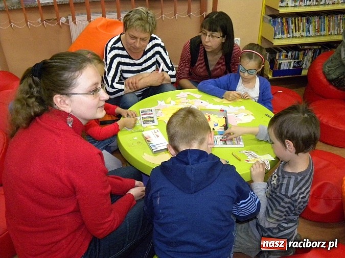 Zdjęcie w galerii na portalu naszraciborz.pl: Dzień Dziecka w książnicy. Prezydent i starosta czytali Lokomotywę wiadomości z regionu