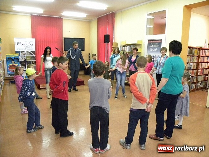 Zdjęcie w galerii na portalu naszraciborz.pl: Dzień Dziecka w książnicy. Prezydent i starosta czytali Lokomotywę wiadomości z regionu