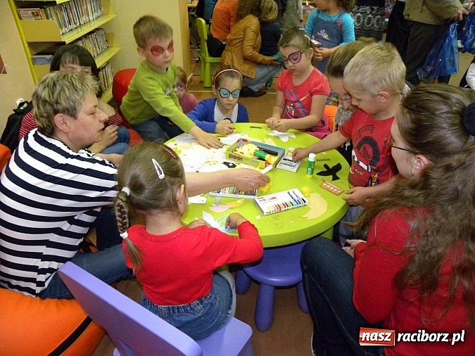 Zdjęcie w galerii na portalu naszraciborz.pl: Dzień Dziecka w książnicy. Prezydent i starosta czytali Lokomotywę wiadomości z regionu