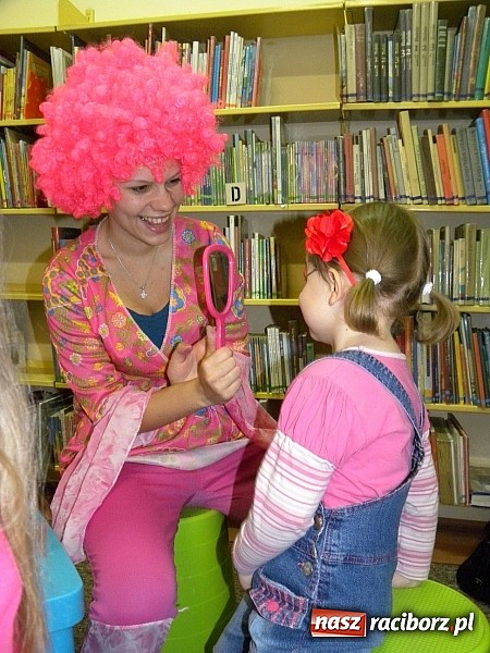 Zdjęcie w galerii na portalu naszraciborz.pl: Dzień Dziecka w książnicy. Prezydent i starosta czytali Lokomotywę wiadomości z regionu