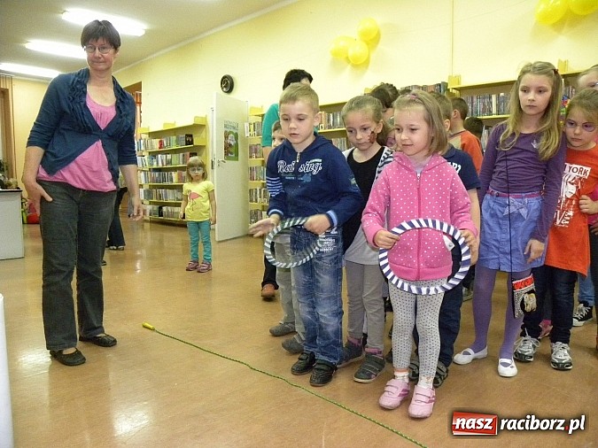 Zdjęcie w galerii na portalu naszraciborz.pl: Dzień Dziecka w książnicy. Prezydent i starosta czytali Lokomotywę wiadomości z regionu