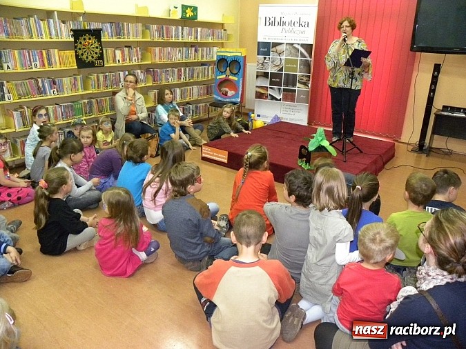 Zdjęcie w galerii na portalu naszraciborz.pl: Dzień Dziecka w książnicy. Prezydent i starosta czytali Lokomotywę wiadomości z regionu