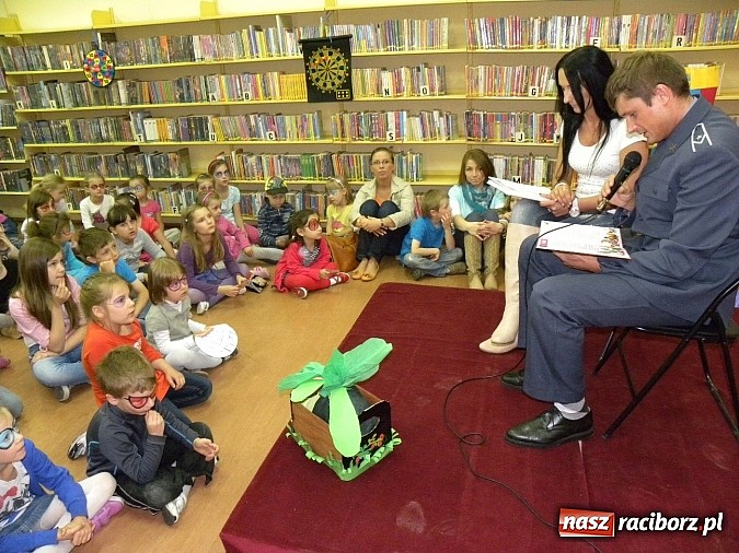Zdjęcie w galerii na portalu naszraciborz.pl: Dzień Dziecka w książnicy. Prezydent i starosta czytali Lokomotywę wiadomości z regionu