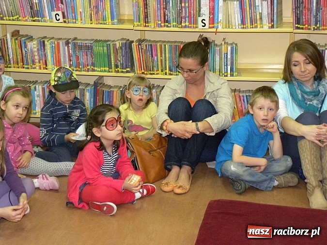 Zdjęcie w galerii na portalu naszraciborz.pl: Dzień Dziecka w książnicy. Prezydent i starosta czytali Lokomotywę wiadomości z regionu