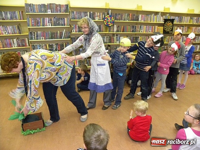 Zdjęcie w galerii na portalu naszraciborz.pl: Dzień Dziecka w książnicy. Prezydent i starosta czytali Lokomotywę wiadomości z regionu