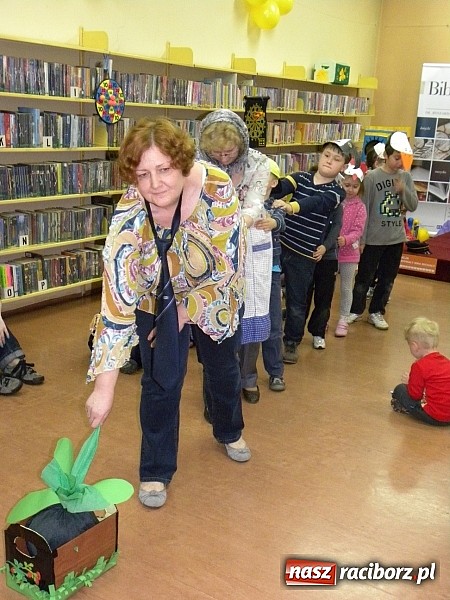 Zdjęcie w galerii na portalu naszraciborz.pl: Dzień Dziecka w książnicy. Prezydent i starosta czytali Lokomotywę wiadomości z regionu