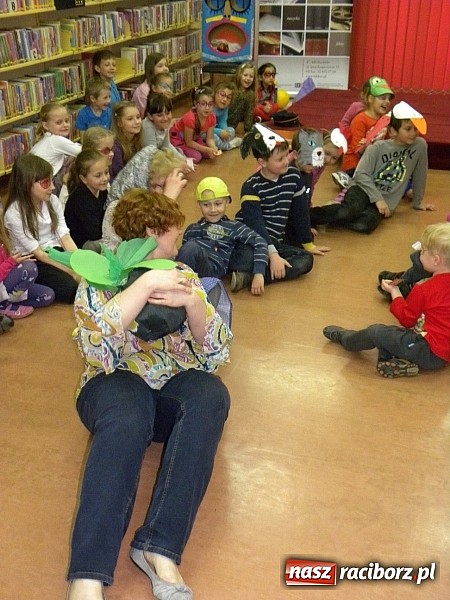 Zdjęcie w galerii na portalu naszraciborz.pl: Dzień Dziecka w książnicy. Prezydent i starosta czytali Lokomotywę wiadomości z regionu