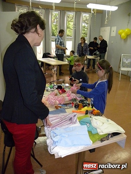 Zdjęcie w galerii na portalu naszraciborz.pl: Dzień Dziecka w książnicy. Prezydent i starosta czytali Lokomotywę wiadomości z regionu