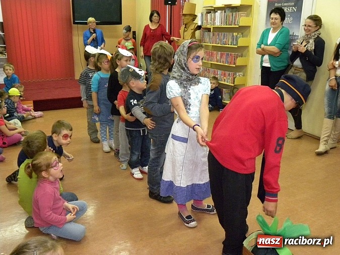 Zdjęcie w galerii na portalu naszraciborz.pl: Dzień Dziecka w książnicy. Prezydent i starosta czytali Lokomotywę wiadomości z regionu