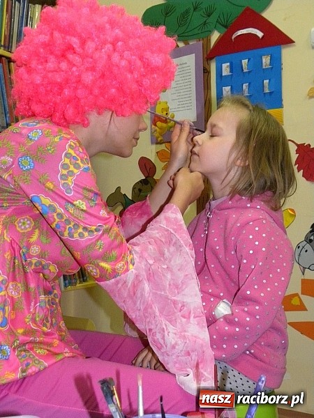 Zdjęcie w galerii na portalu naszraciborz.pl: Dzień Dziecka w książnicy. Prezydent i starosta czytali Lokomotywę wiadomości z regionu