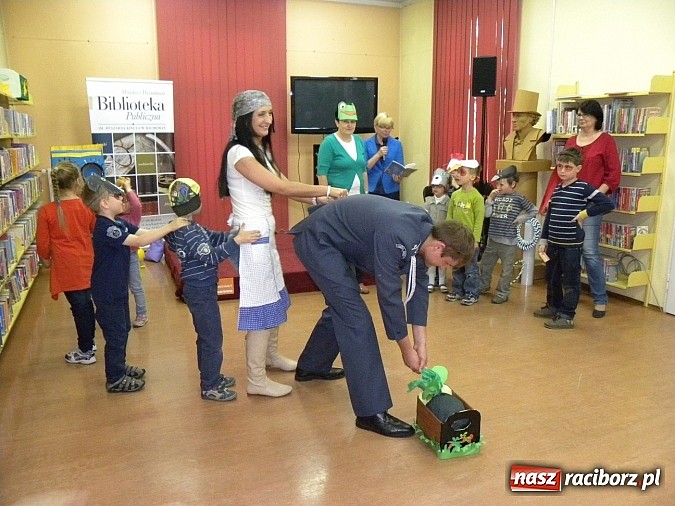 Zdjęcie w galerii na portalu naszraciborz.pl: Dzień Dziecka w książnicy. Prezydent i starosta czytali Lokomotywę wiadomości z regionu