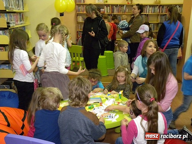 Zdjęcie w galerii na portalu naszraciborz.pl: Dzień Dziecka w książnicy. Prezydent i starosta czytali Lokomotywę wiadomości z regionu