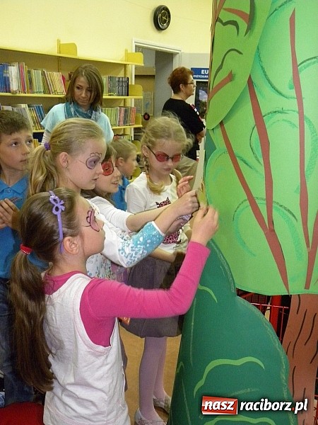 Zdjęcie w galerii na portalu naszraciborz.pl: Dzień Dziecka w książnicy. Prezydent i starosta czytali Lokomotywę wiadomości z regionu