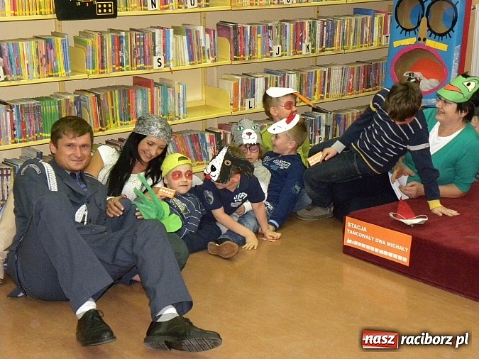 Zdjęcie w galerii na portalu naszraciborz.pl: Dzień Dziecka w książnicy. Prezydent i starosta czytali Lokomotywę wiadomości z regionu