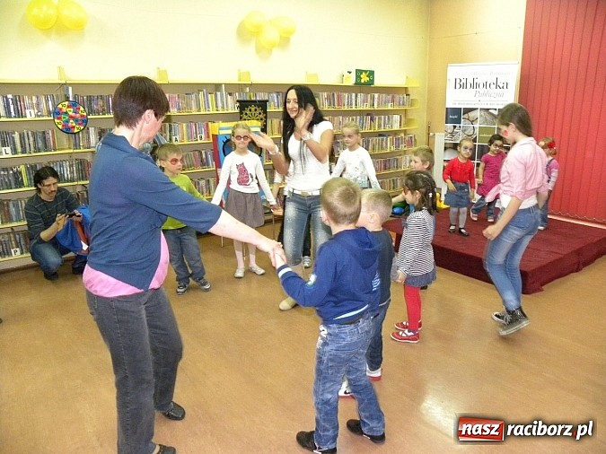 Zdjęcie w galerii na portalu naszraciborz.pl: Dzień Dziecka w książnicy. Prezydent i starosta czytali Lokomotywę wiadomości z regionu
