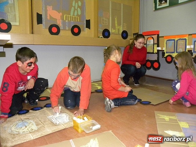 Zdjęcie w galerii na portalu naszraciborz.pl: Dzień Dziecka w książnicy. Prezydent i starosta czytali Lokomotywę wiadomości z regionu