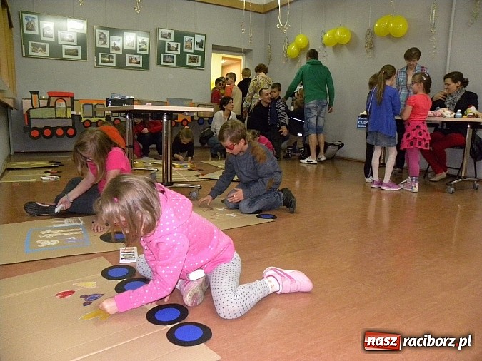 Zdjęcie w galerii na portalu naszraciborz.pl: Dzień Dziecka w książnicy. Prezydent i starosta czytali Lokomotywę wiadomości z regionu