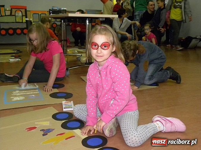 Zdjęcie w galerii na portalu naszraciborz.pl: Dzień Dziecka w książnicy. Prezydent i starosta czytali Lokomotywę wiadomości z regionu