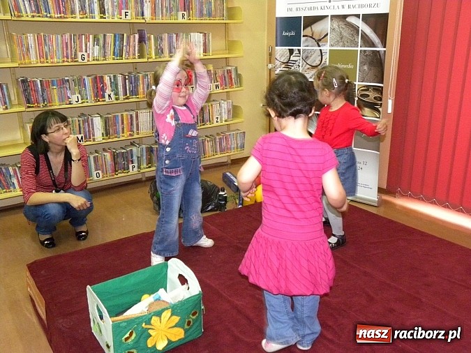 Zdjęcie w galerii na portalu naszraciborz.pl: Dzień Dziecka w książnicy. Prezydent i starosta czytali Lokomotywę wiadomości z regionu
