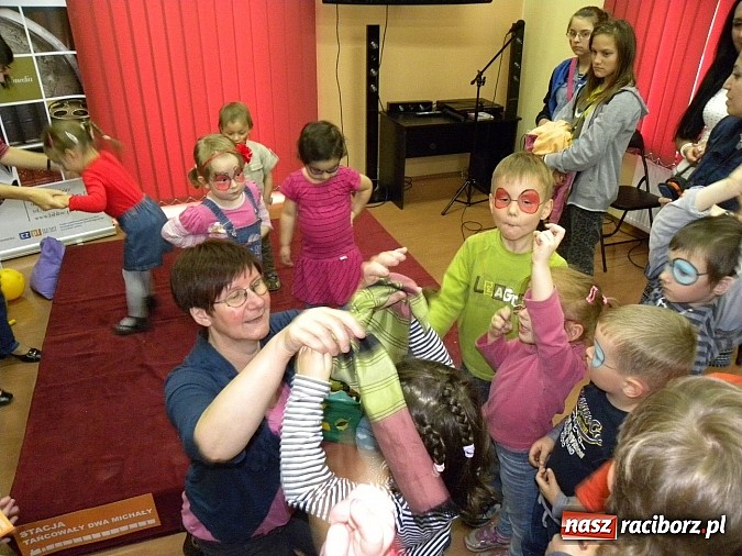 Zdjęcie w galerii na portalu naszraciborz.pl: Dzień Dziecka w książnicy. Prezydent i starosta czytali Lokomotywę wiadomości z regionu