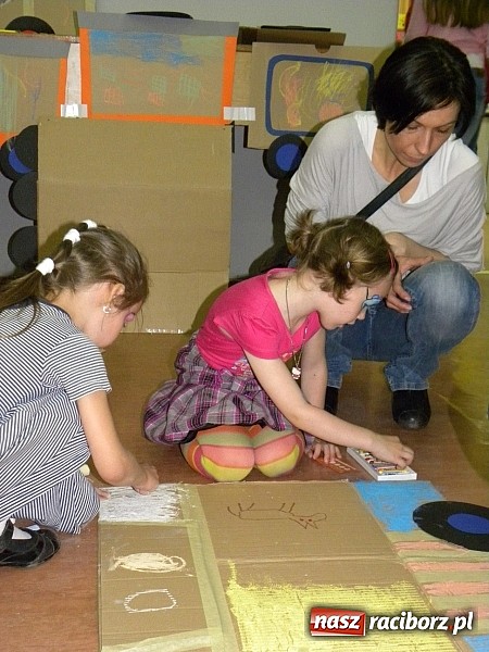 Zdjęcie w galerii na portalu naszraciborz.pl: Dzień Dziecka w książnicy. Prezydent i starosta czytali Lokomotywę wiadomości z regionu