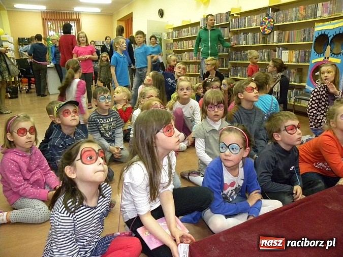 Zdjęcie w galerii na portalu naszraciborz.pl: Dzień Dziecka w książnicy. Prezydent i starosta czytali Lokomotywę wiadomości z regionu