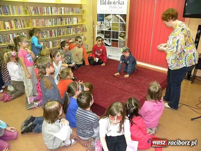 Zdjęcie w galerii na portalu naszraciborz.pl: Dzień Dziecka w książnicy. Prezydent i starosta czytali Lokomotywę wiadomości z regionu