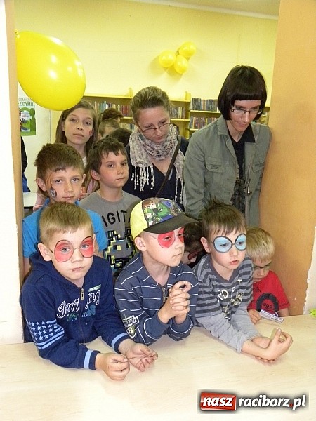 Zdjęcie w galerii na portalu naszraciborz.pl: Dzień Dziecka w książnicy. Prezydent i starosta czytali Lokomotywę wiadomości z regionu