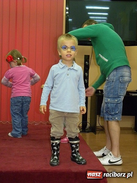 Zdjęcie w galerii na portalu naszraciborz.pl: Dzień Dziecka w książnicy. Prezydent i starosta czytali Lokomotywę wiadomości z regionu