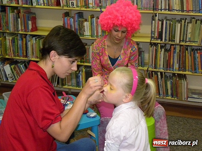 Zdjęcie w galerii na portalu naszraciborz.pl: Dzień Dziecka w książnicy. Prezydent i starosta czytali Lokomotywę wiadomości z regionu