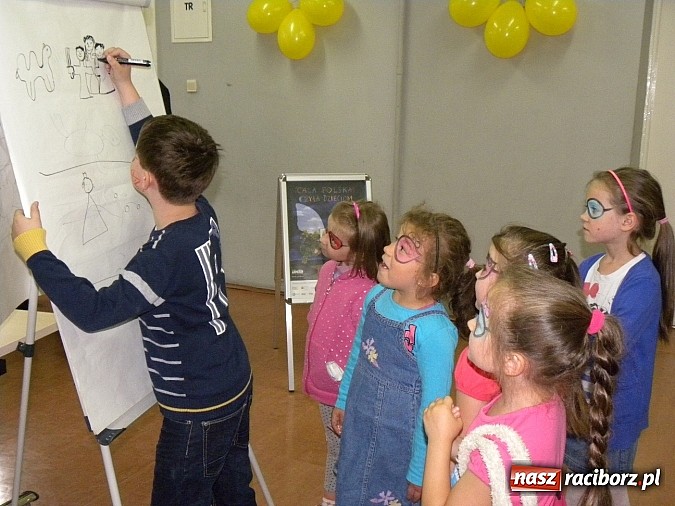 Zdjęcie w galerii na portalu naszraciborz.pl: Dzień Dziecka w książnicy. Prezydent i starosta czytali Lokomotywę wiadomości z regionu