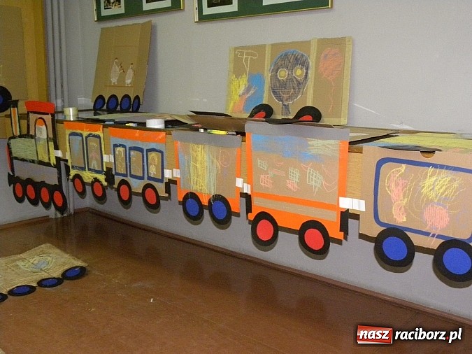 Zdjęcie w galerii na portalu naszraciborz.pl: Dzień Dziecka w książnicy. Prezydent i starosta czytali Lokomotywę wiadomości z regionu