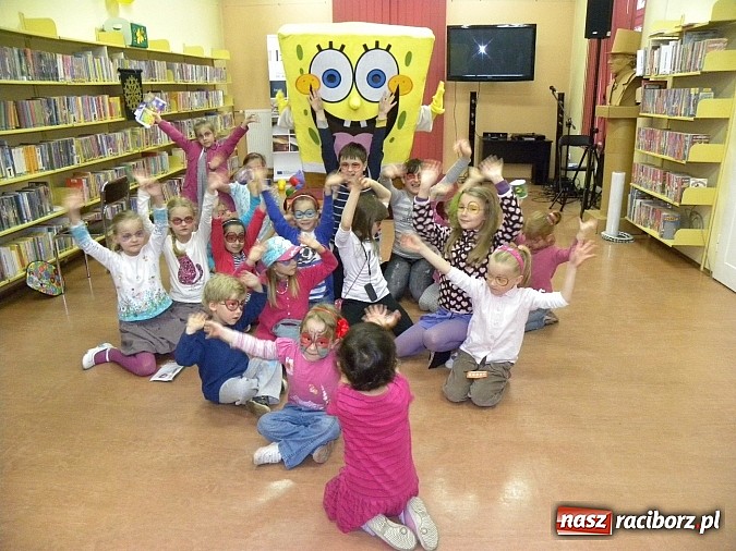 Zdjęcie w galerii na portalu naszraciborz.pl: Dzień Dziecka w książnicy. Prezydent i starosta czytali Lokomotywę wiadomości z regionu