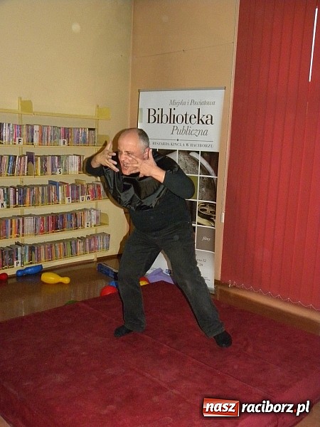 Zdjęcie w galerii na portalu naszraciborz.pl: Dzień Dziecka w książnicy. Prezydent i starosta czytali Lokomotywę wiadomości z regionu