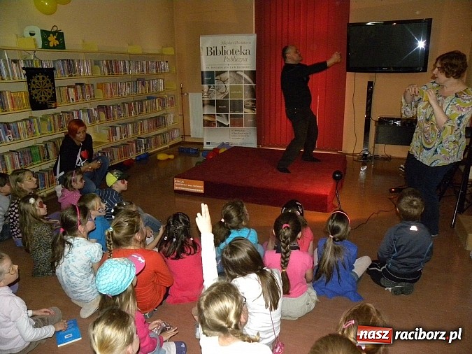 Zdjęcie w galerii na portalu naszraciborz.pl: Dzień Dziecka w książnicy. Prezydent i starosta czytali Lokomotywę wiadomości z regionu