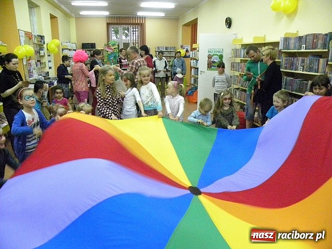 Zdjęcie w galerii na portalu naszraciborz.pl: Dzień Dziecka w książnicy. Prezydent i starosta czytali Lokomotywę wiadomości z regionu