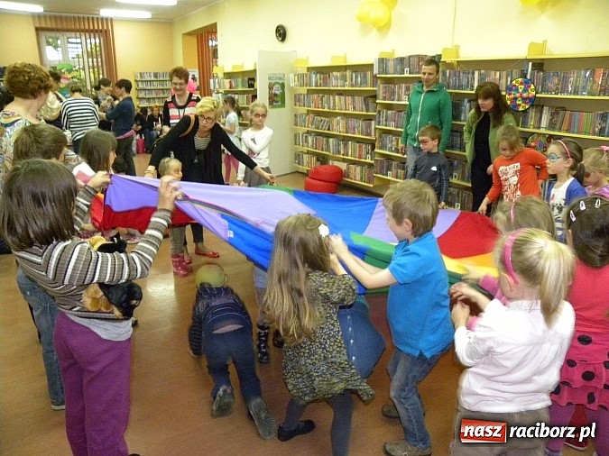 Zdjęcie w galerii na portalu naszraciborz.pl: Dzień Dziecka w książnicy. Prezydent i starosta czytali Lokomotywę wiadomości z regionu