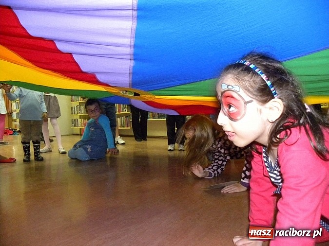 Zdjęcie w galerii na portalu naszraciborz.pl: Dzień Dziecka w książnicy. Prezydent i starosta czytali Lokomotywę wiadomości z regionu